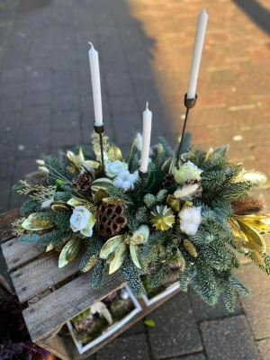 Gold and white table arrangement